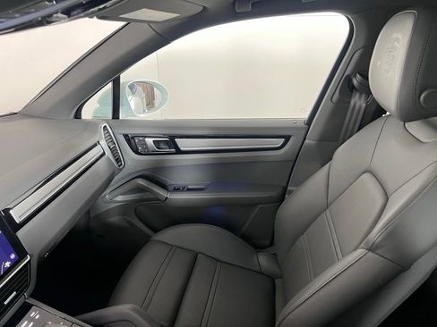 Certified 2023 Porsche Cayenne Platinum Edition AWD/4WD image 38