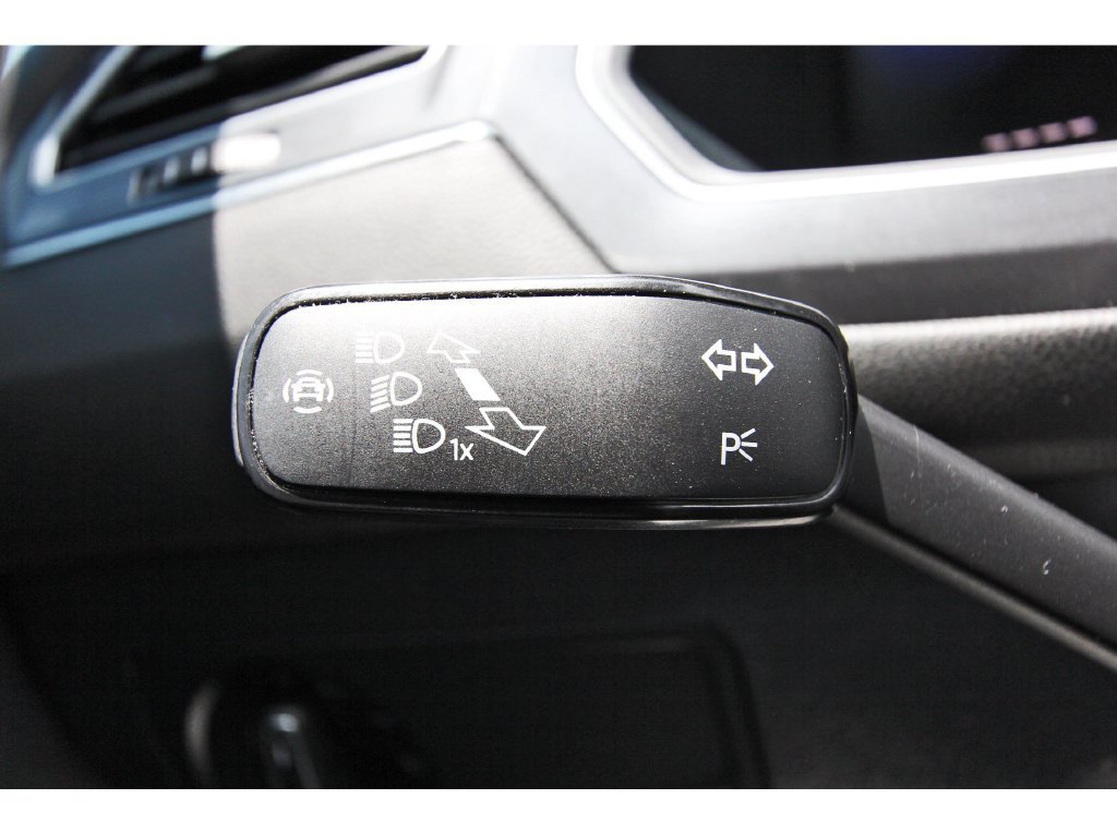 Used 2023 Volkswagen Tiguan SE R-Line FWD image 20