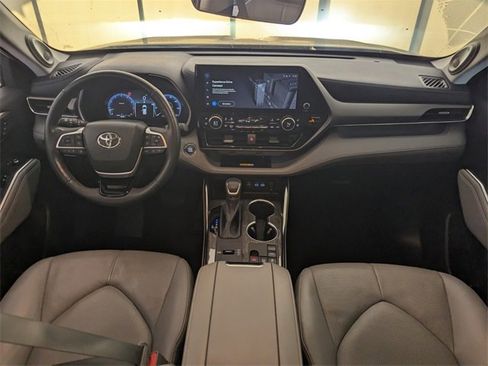 Used 2023 Toyota Highlander L image 10