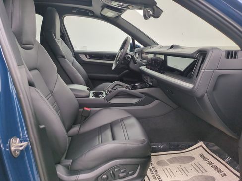 Certified 2025 Porsche Cayenne AWD/4WD image 26