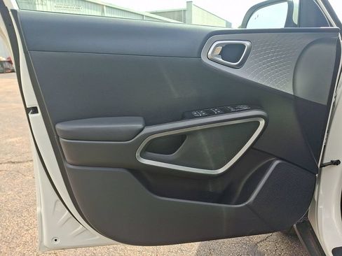 Used 2025 Kia Soul LX w/ LX Technology Package FWD image 15