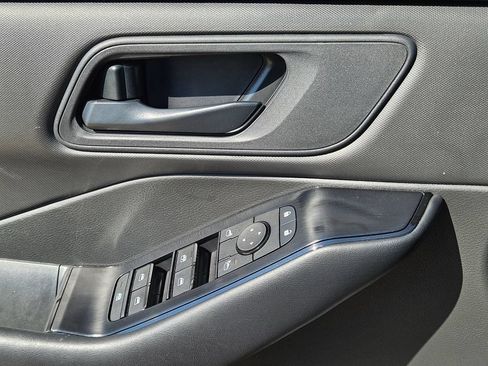Used 2025 Nissan Rogue S FWD image 15