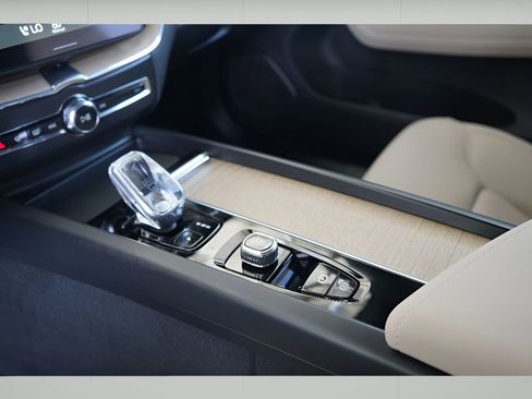 New 2026 Volvo XC60 B5 Plus w/ Climate Package PRO image 17