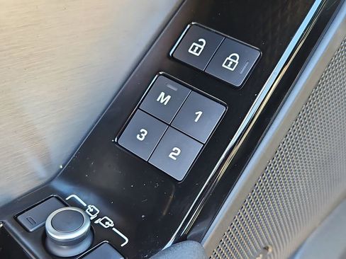 Used 2023 Land Rover Range Rover Velar R-Dynamic S image 21