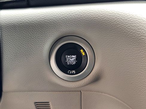 Used 2018 Chrysler Pacifica Touring Plus FWD image 17