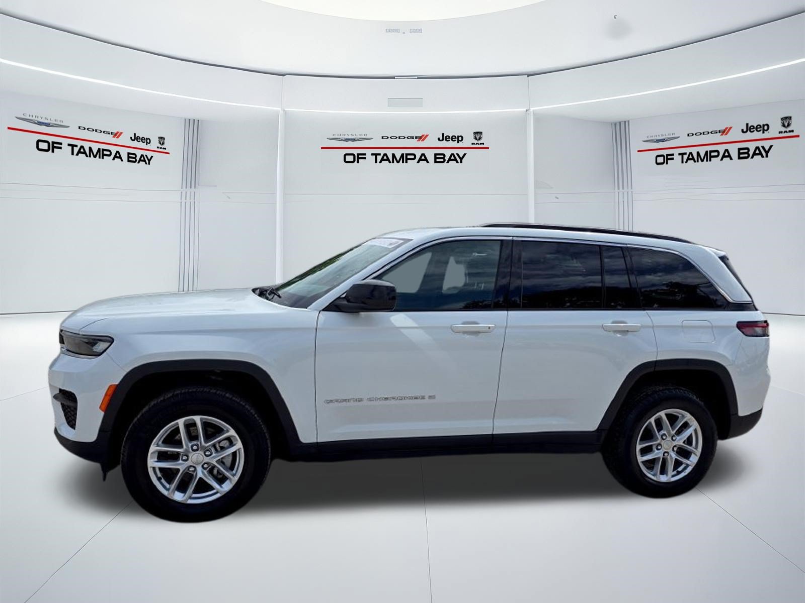 Used 2025 Jeep Grand Cherokee Laredo X w/ Luxury Tech Group I AWD/4WD image 3