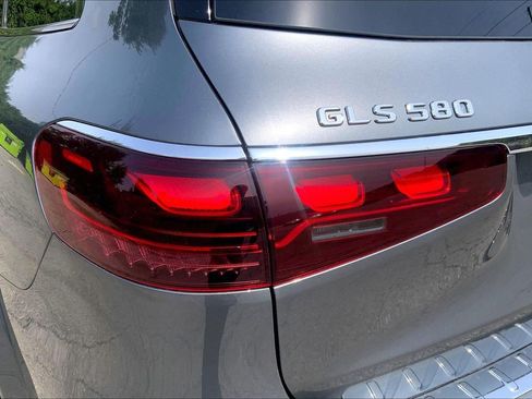 Used 2025 Mercedes-Benz GLS 580 4MATIC image 29