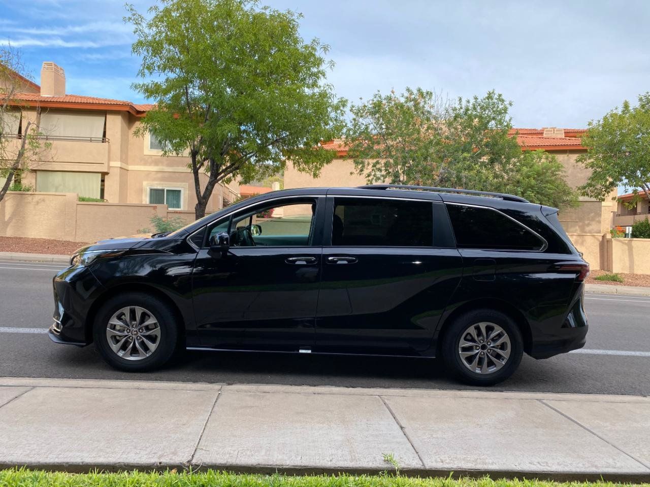 Used 2024 Toyota Sienna XLE FWD image 17