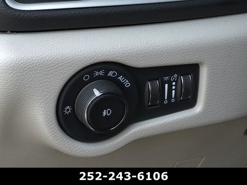 Used 2024 Chrysler Pacifica Touring-L FWD image 26
