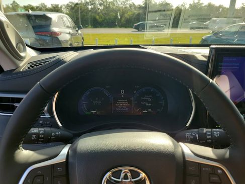 New 2025 Toyota Highlander Platinum image 30