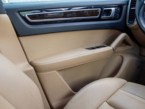 Used 2022 Porsche Cayenne S Platinum image 19