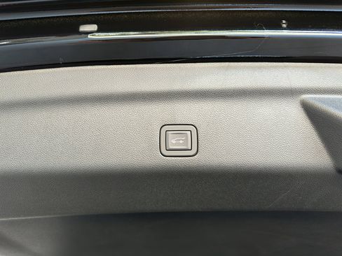 New 2025 Chevrolet Suburban Premier image 33