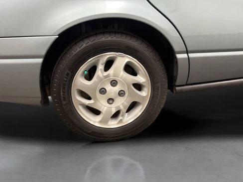 Used 2002 Saturn S-Series SL2 w/ SL2 Option Pkg 2 FWD image 25