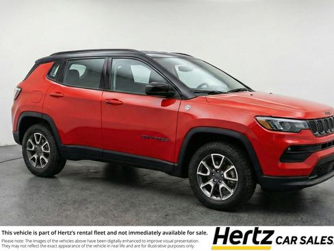 Used 2025 Jeep Compass Trailhawk image 1
