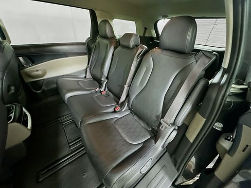 Used 2025 Kia Carnival FWD image 27