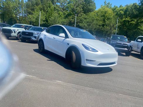 Used 2024 Tesla Model Y Long Range AWD/4WD image 33