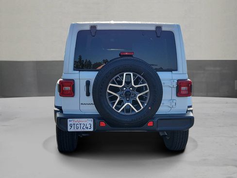 Used 2025 Jeep Wrangler Unlimited Sahara AWD/4WD image 4