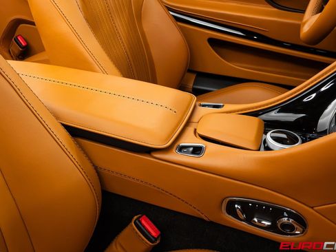 Used 2019 Aston Martin DB11 Volante RWD image 34