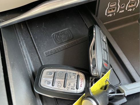 Used 2023 Chrysler Pacifica Limited FWD image 31