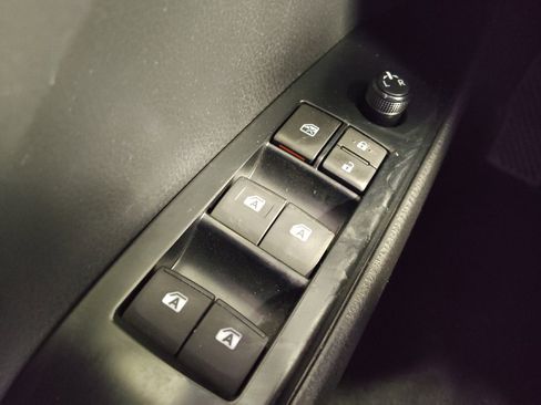 Used 2018 Toyota Camry SE FWD image 27