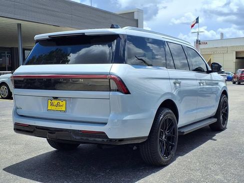 New 2026 Lincoln Navigator Premiere AWD/4WD image 2
