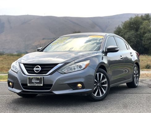 Used 2017 Nissan Altima 2.5 SL w/ Moonroof Package image 1