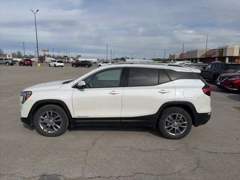 Used 2022 GMC Terrain SLT w/ Tech Package image 3