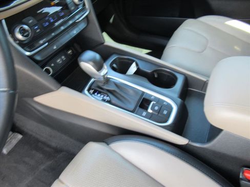 Used 2020 Hyundai Santa Fe SEL w/ Convenience + Premium Package image 16