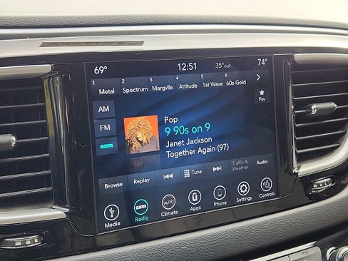 Used 2018 Chrysler Pacifica Touring-L image 17