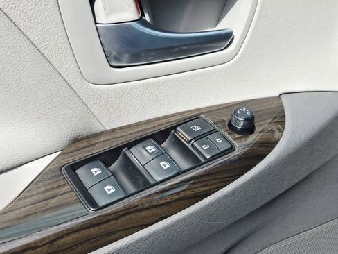 Used 2017 Toyota Sienna XLE image 35