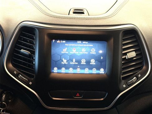 Used 2020 Jeep Cherokee Latitude w/ Cold Weather Group image 12