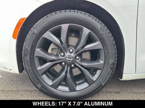 Used 2018 Chrysler Pacifica Touring-L w/ Premium Audio Group FWD image 17