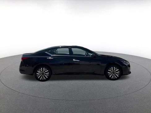 Used 2025 Nissan Altima 2.5 SV FWD image 11
