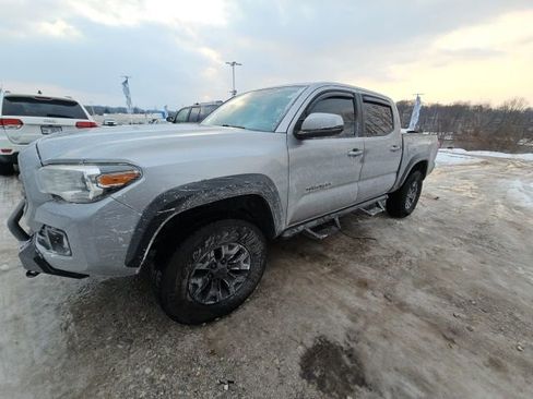 Used 2016 Toyota Tacoma TRD Off-Road w/ Premium & Technology Package image 5