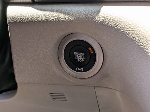 Used 2023 Chrysler Pacifica Touring-L FWD image 32