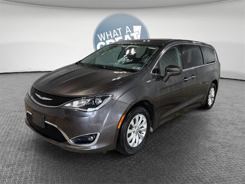 Used 2018 Chrysler Pacifica Touring Plus image 8