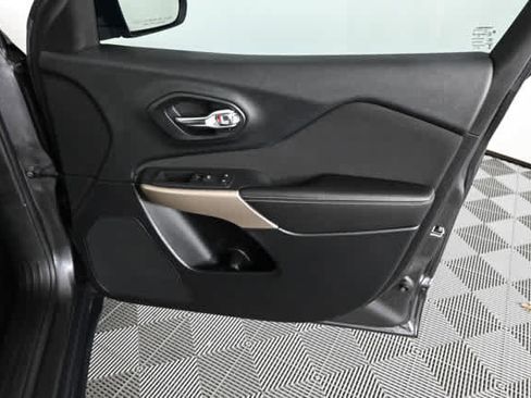 Used 2017 Jeep Cherokee Sport image 10