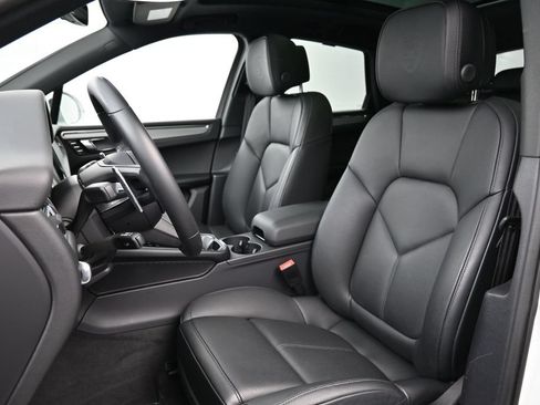 Certified 2026 Porsche Macan AWD/4WD image 5