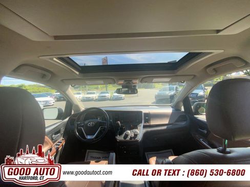 Used 2018 Toyota Sienna XLE AWD 7-Passenger (Natl) image 9