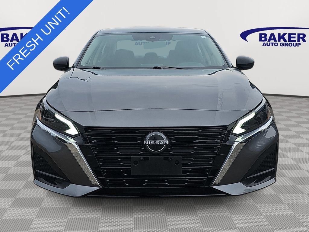 Used 2024 Nissan Altima 2.5 SV FWD image 2