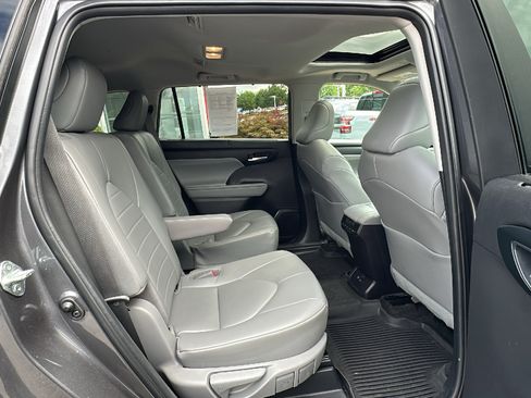 Used 2023 Toyota Highlander XLE FWD image 26