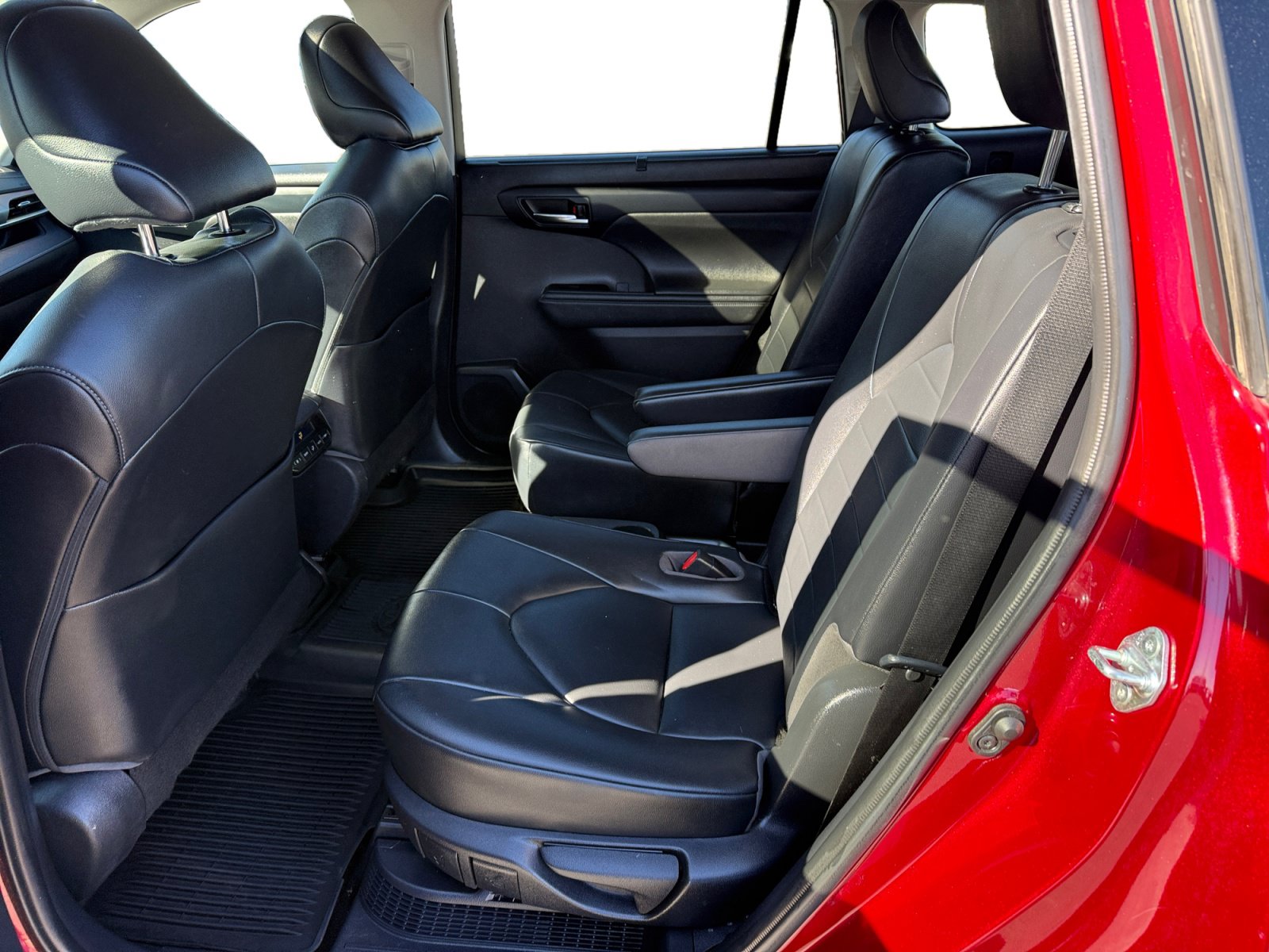 Used 2020 Toyota Highlander XLE AWD/4WD image 16