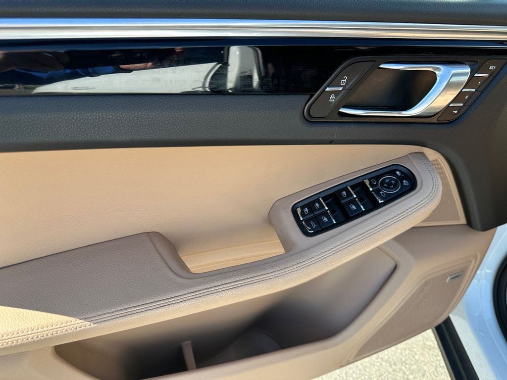 Used 2020 Porsche Macan AWD/4WD image 16