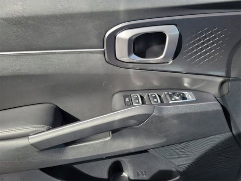 Used 2023 Kia Sorento LX image 17