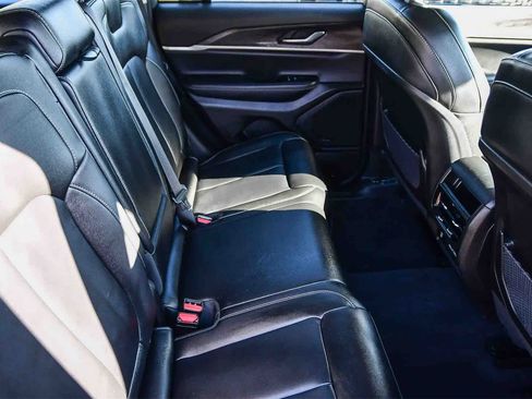 Used 2023 Jeep Grand Cherokee Limited w/ Black Appearance Package image 16