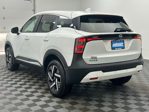 Used 2025 Nissan Kicks SV image 11