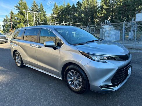Used 2023 Toyota Sienna XLE AWD/4WD image 3