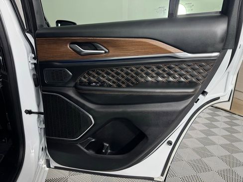 Used 2025 Jeep Grand Cherokee Summit image 34