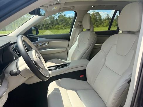 Used 2022 Volvo XC90 T5 Momentum w/ Protection Package Premier FWD image 6