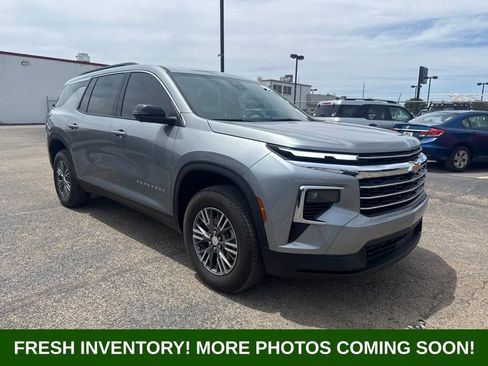 Used 2024 Chevrolet Traverse LT w/ Trailering Package FWD image 1